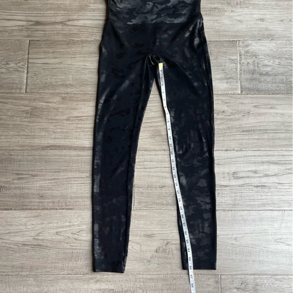 Spanx Faux Leather Camo Leggings In Black With Sheen Contour Stretch Size Medium - Picture 12 of 15
